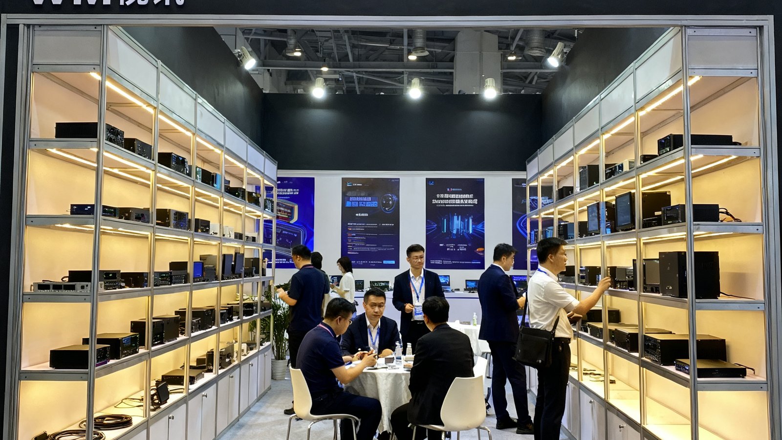 2025年北京国际广播电视展上WM视讯展台全貌，展示全系列产品与参观者互动场景，体现品牌在广电行业的活跃参与。